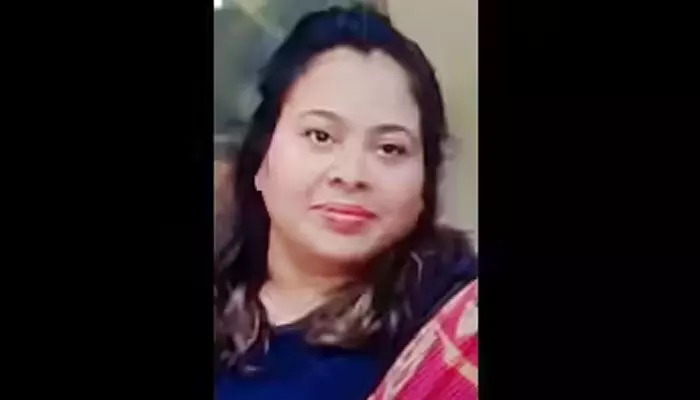 ഒരൊറ്റ ഇടിയിൽ വണ്ടി പൂർണമായും തകർന്ന് തരിപ്പണമായി; ഉഗ്ര ശബ്ദം കേട്ട് നാട്ടുകാർ ഓടിയെത്തിയപ്പോൾ നടുക്കുന്ന കാഴ്ച; കുതിച്ചെത്തിയ ട്രക്ക് നിർത്തിയിട്ടിരുന്ന കാറിലിടിച്ച് രണ്ട് സഹോദരിമാർ മരിച്ചു ഒരൊറ്റ ഇടിയിൽ വണ്ടി പൂർണമായും തകർന്ന് തരിപ്പണമായി; ഉഗ്ര ശബ്ദം കേട്ട് നാട്ടുകാർ ഓടിയെത്തിയപ്പോൾ നടുക്കുന്ന കാഴ്ച; കുതിച്ചെത്തിയ ട്രക്ക് നിർത്തിയിട്ടിരുന്ന കാറിലിടിച്ച് രണ്ട് സഹോദരിമാർ മരിച്ചു