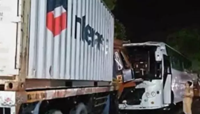 ഡ്രൈവർ ഉറങ്ങി പോയത് വിനയായി; കോഴിക്കോട് ഡ്യൂട്ടികഴിഞ്ഞ് മടങ്ങിയ പോലീസുകാർ സഞ്ചരിച്ച ബസും ലോറിയും കൂട്ടിയിടിച്ച് വൻ അപകടം; നിരവധി പേർക്ക് പരിക്ക് ഡ്രൈവർ ഉറങ്ങി പോയത് വിനയായി; കോഴിക്കോട് ഡ്യൂട്ടികഴിഞ്ഞ് മടങ്ങിയ പോലീസുകാർ സഞ്ചരിച്ച ബസും ലോറിയും കൂട്ടിയിടിച്ച് വൻ അപകടം; നിരവധി പേർക്ക് പരിക്ക്