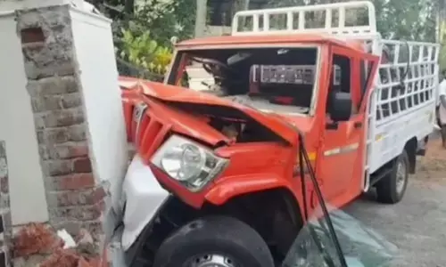 ആ ബൊലേറോ പിക്കപ്പിന്റെ നിയന്ത്രണം മുഴുവൻ നഷ്ടപ്പെട്ട് നേരെ വന്ന് ഇടിച്ചത് മതിലിൽ; പെട്ടെന്ന് ഗ്യാസ് സിലിണ്ടറുകള്‍ റോഡിലേക്ക് തെറിച്ചുവീണ് അപകടം; ഒഴിവായത് വൻ ദുരന്തം