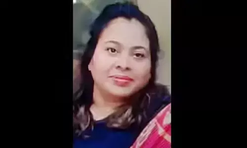 ഒരൊറ്റ ഇടിയിൽ വണ്ടി പൂർണമായും തകർന്ന് തരിപ്പണമായി; ഉഗ്ര ശബ്ദം കേട്ട് നാട്ടുകാർ ഓടിയെത്തിയപ്പോൾ നടുക്കുന്ന കാഴ്ച; കുതിച്ചെത്തിയ ട്ര​ക്ക് നി​ർ​ത്തി​യി​ട്ടി​രു​ന്ന കാ​റി​ലി​ടി​ച്ച് ര​ണ്ട് സ​ഹോ​ദ​രി​മാ​ർ മ​രി​ച്ചു