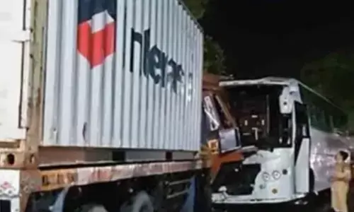 ഡ്രൈ​വ​ർ ഉറങ്ങി പോയത് വിനയായി; കോഴിക്കോട് ഡ്യൂ​ട്ടി​ക​ഴി​ഞ്ഞ് മടങ്ങിയ പോ​ലീ​സു​കാ​ർ സ​ഞ്ച​രി​ച്ച ബ​സും ലോ​റി​യും കൂ​ട്ടി​യി​ടി​ച്ച് വൻ അപകടം; നിരവധി പേർക്ക് പരിക്ക്