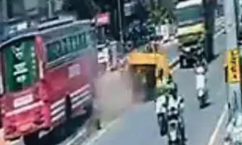 വേഗത കുറച്ചെത്തി ഡിവൈഡറില് വെച്ച് യു-ടേണ് എടുക്കാൻ ശ്രമം; പിന്നാലെ ഗുഡ്സ് ഓട്ടോയിൽ ബസ് ഇടിച്ചു; റോഡിലേക്ക് തെറിച്ചുവീണ തമിഴ് ദമ്പതികളുടെ മേല് ലോറി കയറിയിറങ്ങി ദാരുണാന്ത്യം വേഗത കുറച്ചെത്തി ഡിവൈഡറില് വെച്ച് യു-ടേണ് എടുക്കാൻ ശ്രമം; പിന്നാലെ ഗുഡ്സ് ഓട്ടോയിൽ ബസ് ഇടിച്ചു; റോഡിലേക്ക് തെറിച്ചുവീണ തമിഴ് ദമ്പതികളുടെ മേല് ലോറി കയറിയിറങ്ങി ദാരുണാന്ത്യം