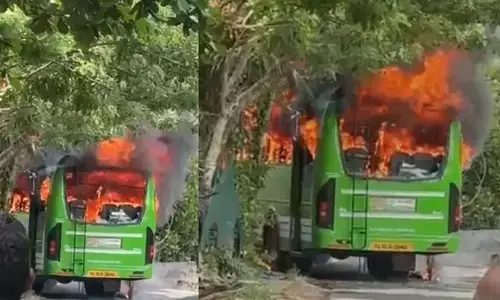 കോഴിക്കോട് ഓടിക്കൊണ്ടിരുന്ന ബസിന് തീപിടിച്ചു; സിഎൻജി സിലിണ്ടർ കാലിയായതിനാൽ ഒഴിവായത് വൻ ദുരന്തം കോഴിക്കോട് ഓടിക്കൊണ്ടിരുന്ന ബസിന് തീപിടിച്ചു; സിഎൻജി സിലിണ്ടർ കാലിയായതിനാൽ ഒഴിവായത് വൻ ദുരന്തം