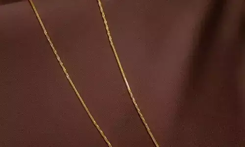 യാത്രയ്ക്കിടെ നഷ്ടപ്പെട്ട മാല ഓട്ടോറിക്ഷയില് നിന്നും കണ്ടെത്തി; മൂന്ന് വര്ഷത്തിന് ശേഷം ഉടമയ്ക്ക് തിരികെ നല്കി കൊച്ചിയിലെ ഓട്ടോ ഡ്രൈവര് യാത്രയ്ക്കിടെ നഷ്ടപ്പെട്ട മാല ഓട്ടോറിക്ഷയില് നിന്നും കണ്ടെത്തി; മൂന്ന് വര്ഷത്തിന് ശേഷം ഉടമയ്ക്ക് തിരികെ നല്കി കൊച്ചിയിലെ ഓട്ടോ ഡ്രൈവര്