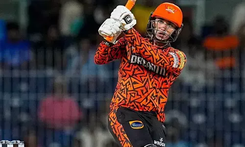 മുള്ളൻപൂരിൽ സൺറൈസേഴ്സ് സിക്സർ മഴ; പഞ്ചാബ് ബൗളർമാരെ തല്ലിച്ചതച്ച് അഭിഷേകും ഹെഡും; ആറ് ഓവറിൽ വിക്കറ്റ് പോകാതെ നൂറു കടന്ന് ഓറഞ്ച് ആർമി; ഹൈദരാബാദ് കൂറ്റൻ സ്കോറിലേക്ക്