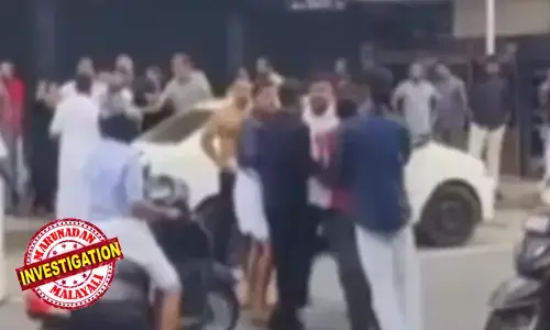 പെണ്കുട്ടിയെ കാണാനില്ലെന്ന് പരാതി; കാമുകനൊപ്പം ഹാജരായി; പിന്നാലെ താമരശേരി കോടതിക്ക് മുന്നില് കൂട്ടത്തല്ല്; ഏറ്റുമുട്ടിയത് കാമുകന്റെ സുഹൃത്തുക്കളും പെണ്കുട്ടിയുടെ ബന്ധുക്കളും തമ്മില് പെണ്കുട്ടിയെ കാണാനില്ലെന്ന് പരാതി; കാമുകനൊപ്പം ഹാജരായി; പിന്നാലെ താമരശേരി കോടതിക്ക് മുന്നില് കൂട്ടത്തല്ല്; ഏറ്റുമുട്ടിയത് കാമുകന്റെ സുഹൃത്തുക്കളും പെണ്കുട്ടിയുടെ ബന്ധുക്കളും തമ്മില്