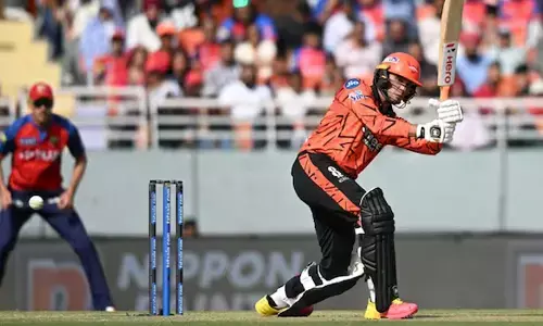 ആദ്യ പവർപ്ലേയിൽ 105; അഭിഷേകും ഹെഡും ചേർന്ന് നൽകിയ വെടിക്കെട്ട് തുടക്കം; 250 കടക്കുമെന്ന് തോന്നിച്ചെങ്കിലും മധ്യനിരയ്ക്  കാലിടറി; പഞ്ചാബിന് മുന്നിൽ 220 റൺസിന്റെ ലക്ഷ്യം വെച്ച് ഹൈദരാബാദ്