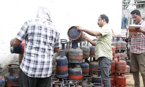 ആറ്റിങ്ങലില്‍ അനധികൃതമായി സൂക്ഷിച്ച ഗ്യാസ് സിലിണ്ടറുകള്‍ പിടികൂടി