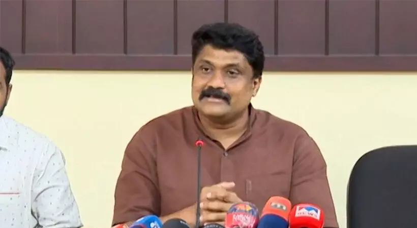 പല വീടുകളിലും ബിജെപി പതിനായിരം രൂപ കൊടുത്തു; ചില ആള്ക്കാരുടെ ലോണുകള് തീര്ത്ത് കൊടുക്കുന്നു; തിരുവനന്തപുരത്ത് മാത്രം അവര് കോടികള് ഒഴുക്കി; വട്ടിയൂര്ക്കാവിലും കഴക്കൂട്ടത്തും നേമത്തും ബിജെപിയെ സിപിഎം തോല്പ്പിക്കും: എ എ റഹീം പല വീടുകളിലും ബിജെപി പതിനായിരം രൂപ കൊടുത്തു; ചില ആള്ക്കാരുടെ ലോണുകള് തീര്ത്ത് കൊടുക്കുന്നു; തിരുവനന്തപുരത്ത് മാത്രം അവര് കോടികള് ഒഴുക്കി; വട്ടിയൂര്ക്കാവിലും കഴക്കൂട്ടത്തും നേമത്തും ബിജെപിയെ സിപിഎം തോല്പ്പിക്കും: എ എ റഹീം