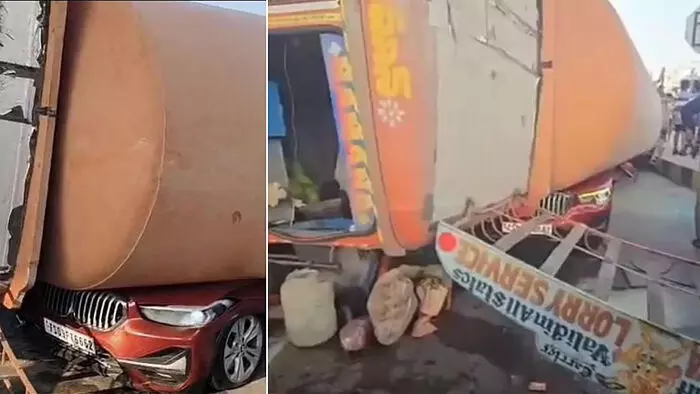 ബിഎംഡബ്ല്യൂ കാറിന് മുകളിലേക്ക് കോണ്ക്രീറ്റ് മിക്സര് ട്രക്ക് മറിഞ്ഞു; ഹൈദരാബാദില് അഭിഭാഷകന് ദാരുണാന്ത്യം ബിഎംഡബ്ല്യൂ കാറിന് മുകളിലേക്ക് കോണ്ക്രീറ്റ് മിക്സര് ട്രക്ക് മറിഞ്ഞു; ഹൈദരാബാദില് അഭിഭാഷകന് ദാരുണാന്ത്യം