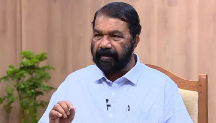 നിതിന് മരിച്ചിട്ടും കോളേജില് നിന്നും ആരും ആ വീട്ടില് എത്താത്തത് സംശയകരം; സഹപാഠികള് പോലും വരാത്തത് ഇന്റേണല് മാര്ക്കിന്റെ പേരിലെ ഭീഷണി കൊണ്ടാകാം; പ്രത്യേക സംഘം അന്വേഷിക്കുമെന്ന് മന്ത്രി വി.ശിവന്കുട്ടി നിതിന് മരിച്ചിട്ടും കോളേജില് നിന്നും ആരും ആ വീട്ടില് എത്താത്തത് സംശയകരം; സഹപാഠികള് പോലും വരാത്തത് ഇന്റേണല് മാര്ക്കിന്റെ പേരിലെ ഭീഷണി കൊണ്ടാകാം; പ്രത്യേക സംഘം അന്വേഷിക്കുമെന്ന് മന്ത്രി വി.ശിവന്കുട്ടി