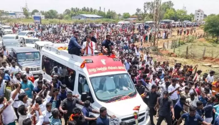 കൈക്കൂലിയില്ലാതെ സര്ക്കാര് സേവനങ്ങള് എല്ലാ വീടുകളിലുമെത്തും; സേവനങ്ങള്ക്കായി ആപ്പ് പുറത്തിറക്കും; ആധാര് കാര്ഡ് മാതൃകയില് സിറ്റിസണ്ഷിപ്പ് കാര്ഡ്;ട്രോളിങ് നിരോധന സമയത്ത് നല്കുന്ന തുക 20,000 ആക്കും; കന്യാകുമാരിയെ ഇളക്കി മറിച്ച് വിജയ്; ടിവികെയുടെ റോഡ് ഷോയില് ജനസാഗരം കൈക്കൂലിയില്ലാതെ സര്ക്കാര് സേവനങ്ങള് എല്ലാ വീടുകളിലുമെത്തും; സേവനങ്ങള്ക്കായി ആപ്പ് പുറത്തിറക്കും; ആധാര് കാര്ഡ് മാതൃകയില് സിറ്റിസണ്ഷിപ്പ് കാര്ഡ്;ട്രോളിങ് നിരോധന സമയത്ത് നല്കുന്ന തുക 20,000 ആക്കും; കന്യാകുമാരിയെ ഇളക്കി മറിച്ച് വിജയ്; ടിവികെയുടെ റോഡ് ഷോയില് ജനസാഗരം