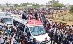 കൈക്കൂലിയില്ലാതെ സര്ക്കാര് സേവനങ്ങള് എല്ലാ വീടുകളിലുമെത്തും; സേവനങ്ങള്ക്കായി ആപ്പ് പുറത്തിറക്കും; ആധാര് കാര്ഡ് മാതൃകയില് സിറ്റിസണ്ഷിപ്പ് കാര്ഡ്;ട്രോളിങ് നിരോധന സമയത്ത് നല്കുന്ന തുക 20,000 ആക്കും; കന്യാകുമാരിയെ ഇളക്കി മറിച്ച് വിജയ്; ടിവികെയുടെ റോഡ് ഷോയില് ജനസാഗരം കൈക്കൂലിയില്ലാതെ സര്ക്കാര് സേവനങ്ങള് എല്ലാ വീടുകളിലുമെത്തും; സേവനങ്ങള്ക്കായി ആപ്പ് പുറത്തിറക്കും; ആധാര് കാര്ഡ് മാതൃകയില് സിറ്റിസണ്ഷിപ്പ് കാര്ഡ്;ട്രോളിങ് നിരോധന സമയത്ത് നല്കുന്ന തുക 20,000 ആക്കും; കന്യാകുമാരിയെ ഇളക്കി മറിച്ച് വിജയ്; ടിവികെയുടെ റോഡ് ഷോയില് ജനസാഗരം