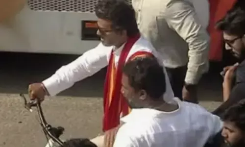 സൈക്കിള് ചവിട്ടി വിജയ്: ഡി.എം.കെ ഭരണത്തില് അഴിമതി താഴെത്തട്ടുവരെ; ആനുകൂല്യങ്ങള് പടിവാതില്ക്കലെത്തിക്കുമെന്ന് വിജയ്; കന്യാകുമാരിയെ ഇളക്കിമറിച്ചു റോഡ് ഷോ സൈക്കിള് ചവിട്ടി വിജയ്: ഡി.എം.കെ ഭരണത്തില് അഴിമതി താഴെത്തട്ടുവരെ; ആനുകൂല്യങ്ങള് പടിവാതില്ക്കലെത്തിക്കുമെന്ന് വിജയ്; കന്യാകുമാരിയെ ഇളക്കിമറിച്ചു റോഡ് ഷോ