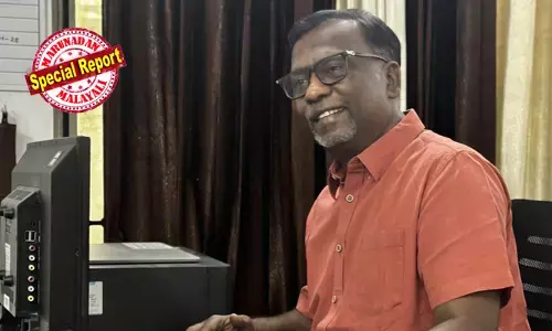 ഇരുട്ടിനെ വെല്ലുന്ന ഇച്ഛാശക്തി! രാജ്യത്ത് തന്നെ ഇതാദ്യം; 90 ശതമാനം കാഴ്ചയില്ലെങ്കിലും ഇനി കണ്ണൂര്‍ സര്‍വ്വകലാശാലയുടെ പി.ആര്‍.ഒ;   മാധ്യമരംഗത്തെ ജോലി പോയിട്ടും പൊരുതി ജയിച്ചു; ഭാര്യ വായിച്ചു കൊടുത്തു, പ്രദീപ് കേട്ടു പഠിച്ചു; 52-ാം വയസ്സില്‍ പി.എസ്.സി പരീക്ഷ എഴുതി നേടിയത് സ്വപ്ന തുല്യമായ നേട്ടം; ഈ പോരാട്ടത്തിന് മുന്നില്‍ ബിഗ് സല്യൂട്ട്!