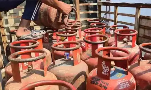 ഗാര്‍ഹിക സിലിണ്ടറുകള്‍ ചെറിയ സിലിണ്ടറുകളിലേക്ക് മാറ്റി മറിച്ചുവില്‍പന; ഹൈദരാബാദില്‍ റീഫില്ലിങ് കേന്ദ്രത്തില്‍ റെയ്ഡ്; ഒരാള്‍ പിടിയില്‍