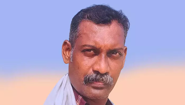 പാറപ്പുറത്തു നിന്ന് സെല്ഫി എടുക്കവെ തിരയടിച്ച് കടലില് വീണു; തീര്ഥാടക സംഘം സഞ്ചരിച്ച വാഹനത്തിന്റെ ഡ്രൈവര് മരിച്ചു പാറപ്പുറത്തു നിന്ന് സെല്ഫി എടുക്കവെ തിരയടിച്ച് കടലില് വീണു; തീര്ഥാടക സംഘം സഞ്ചരിച്ച വാഹനത്തിന്റെ ഡ്രൈവര് മരിച്ചു