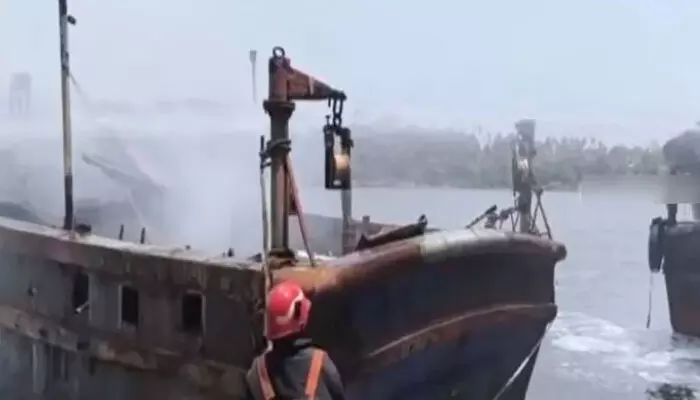 കായലില് പൊളിക്കാന് ഇട്ടിരുന്ന ബോട്ടിന് തീപിടിച്ചു; ആളപായമില്ല കായലില് പൊളിക്കാന് ഇട്ടിരുന്ന ബോട്ടിന് തീപിടിച്ചു; ആളപായമില്ല