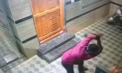 ഭാര്യയെ നോക്കി കുരച്ചതിൽ പ്രകോപനം; അയൽവാസിയുടെ വളർത്തുനായയെ മരക്കഷ്ണം കൊണ്ട് തല്ലിച്ചതച്ച് യുവാവ്; ദൃശ്യങ്ങൾ പുറത്തായതോടെ കേസെടുത്ത് പോലീസ് ഭാര്യയെ നോക്കി കുരച്ചതിൽ പ്രകോപനം; അയൽവാസിയുടെ വളർത്തുനായയെ മരക്കഷ്ണം കൊണ്ട് തല്ലിച്ചതച്ച് യുവാവ്; ദൃശ്യങ്ങൾ പുറത്തായതോടെ കേസെടുത്ത് പോലീസ്