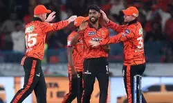 ലക്ഷ്യം 217, ആദ്യ പന്തിൽ സൂര്യവംശി മടങ്ങി, പിന്നാലെ ധ്രുവ് ജുറെലും; 5 റൺസിനിടെ 4 വിക്കറ്റ്; പ്രഫുൽ ഹിംഗെയുടെ ബൗളിങ്ങിൽ തകർന്നടിഞ്ഞ് റോയൽസ്; ഹൈദരാബാദിൽ ഓറഞ്ച് ആർമി ഷോ ലക്ഷ്യം 217, ആദ്യ പന്തിൽ സൂര്യവംശി മടങ്ങി, പിന്നാലെ ധ്രുവ് ജുറെലും; 5 റൺസിനിടെ 4 വിക്കറ്റ്; പ്രഫുൽ ഹിംഗെയുടെ ബൗളിങ്ങിൽ തകർന്നടിഞ്ഞ് റോയൽസ്; ഹൈദരാബാദിൽ ഓറഞ്ച് ആർമി ഷോ