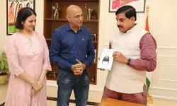 മൈതാനത്തെ തന്ത്രങ്ങള് ഇനി പുരാതന ജ്ഞാനത്തിന്റെ കരുത്തില്; കേരള ക്രിക്കറ്റിന്റെ വിജയഗാഥയുമായി അമയ് ഖുറാസിയയുടെ പുസ്തകം 74 വര്ഷങ്ങള്ക്ക് ശേഷം പ്രകാശനം ചെയ്തു മൈതാനത്തെ തന്ത്രങ്ങള് ഇനി പുരാതന ജ്ഞാനത്തിന്റെ കരുത്തില്; കേരള ക്രിക്കറ്റിന്റെ വിജയഗാഥയുമായി അമയ് ഖുറാസിയയുടെ പുസ്തകം 74 വര്ഷങ്ങള്ക്ക് ശേഷം പ്രകാശനം ചെയ്തു