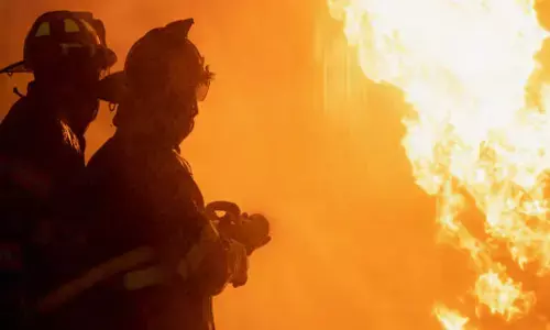 ദുബായ് ജുമൈറയിൽ വൻ തീപ്പിടുത്തം; വില്ലേജ് സർക്കിളിൽ നിർമ്മാണത്തിലിരുന്ന കെട്ടിടം കത്തിച്ചാമ്പലായി; ഒഴിവായത് വൻ ദുരന്തം