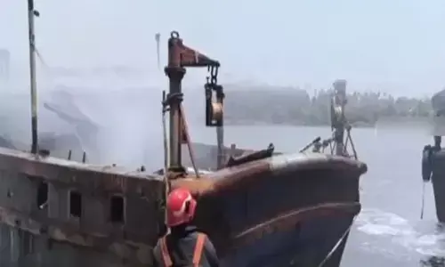 കായലില്‍ പൊളിക്കാന്‍ ഇട്ടിരുന്ന ബോട്ടിന് തീപിടിച്ചു; ആളപായമില്ല