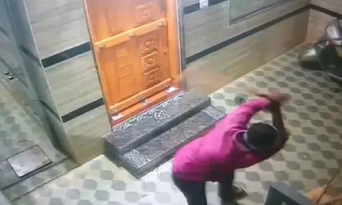 ഭാര്യയെ നോക്കി കുരച്ചതിൽ പ്രകോപനം; അയൽവാസിയുടെ വളർത്തുനായയെ മരക്കഷ്ണം കൊണ്ട് തല്ലിച്ചതച്ച് യുവാവ്; ദൃശ്യങ്ങൾ പുറത്തായതോടെ കേസെടുത്ത് പോലീസ്