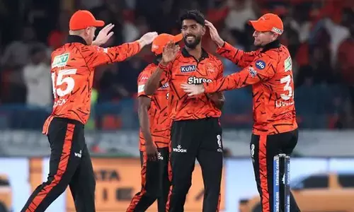 ലക്ഷ്യം 217, ആദ്യ പന്തിൽ സൂര്യവംശി മടങ്ങി, പിന്നാലെ ധ്രുവ് ജുറെലും; 5 റൺസിനിടെ 4 വിക്കറ്റ്; പ്രഫുൽ ഹിംഗെയുടെ ബൗളിങ്ങിൽ തകർന്നടിഞ്ഞ് റോയൽസ്; ഹൈദരാബാദിൽ ഓറഞ്ച് ആർമി ഷോ