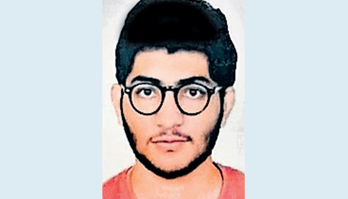 കാറിന്റെ ഡോറിലിരുന്ന് വീഡിയോ ചിത്രീകരിച്ച എന്‍ഐടി വിദ്യാര്‍ത്ഥിക്ക് ദാരുണ മരണം; അപകടം കാറിനും മണ്‍തിട്ടയ്ക്കും ഇടയില്‍ കുടുങ്ങി