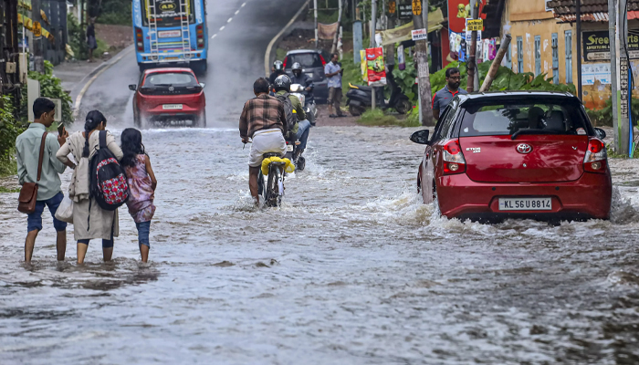 ചക്രവാതച്ചുഴി തെക്കന്‍ കര്‍ണാടകയ്ക്ക് മുകളില്‍; നാല് ജില്ലകളില്‍ അതിശക്തമായ മഴക്ക് സാധ്യത; ഓറഞ്ച് അലര്‍ട്ട്; നദികളില്‍ ജലനിരപ്പ് ഉയരുന്നു