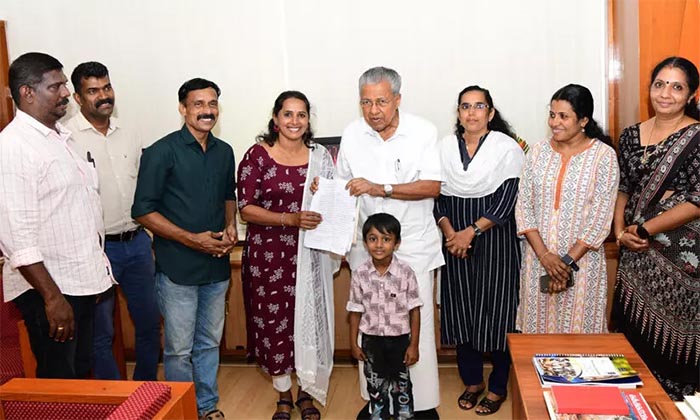 ദുരിതബാധിതരെ സഹായിക്കാന്‍ 20 സെന്റ് ഭൂമി വിട്ടുനല്‍കി വയനാട് സ്വദേശി; രേഖ മുഖ്യമന്ത്രിക്ക് കൈമാറി