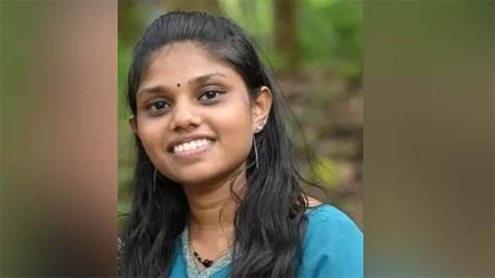 കാറിടിച്ച് 20 കാരിക്ക് ദാരുണാന്ത്യം; അപകടം റോഡ് മുറിച്ചു കടക്കവെ അമ്മയുടേയും സഹോദരന്റെയും കണ്‍മുന്നില്‍; മരണപ്പെട്ടത് കൂറ്റനാട് സ്വദേശിനി