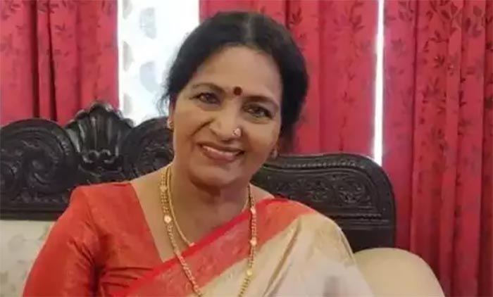 ദുരനുഭവം ഉണ്ടായാല്‍ സിനിമയില്‍ കടിച്ചുതൂങ്ങരുത്, മറ്റ് തൊഴില്‍തേടി പോകണം; എല്ലാവരും പറയുന്ന പവര്‍ ഗ്രൂപ്പ് ഞാന്‍ കണ്ടിട്ടില്ല: ശ്രീലതാ നമ്പൂതിരി