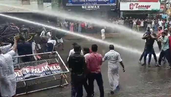 പട്ടാമ്പി പൊലീസ് സ്റ്റേഷനിലേക്ക് യൂത്ത് കോണ്‍ഗ്രസ് നടത്തിയ മാര്‍ച്ചില്‍ സംഘര്‍ഷം; ജലപീരങ്കി പ്രയോഗിച്ചു