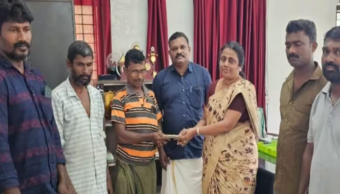 ആക്രിപെറുക്കി 26,000 രൂപ വയനാട് ദുരന്തഭൂമിക്കായി കൈമാറി തമിഴ് കുടുംബം; പോറ്റി വളര്‍ത്തുന്ന നാടിനെ ആപത്തില്‍ ചേര്‍ത്തണച്ച് തഞ്ചാവൂര്‍ സ്വദേശികള്‍