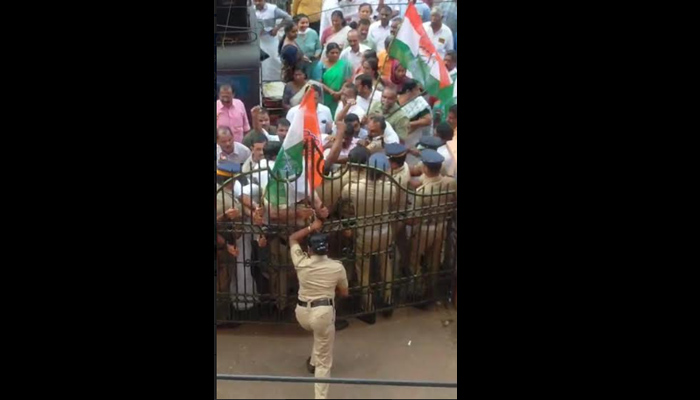 സമരത്തിനെത്തിയ ജനക്കൂട്ടത്തെ ഒറ്റയ്ക്ക് തടഞ്ഞ് പൊലീസുകാരി; വീഡിയോ ദൃശ്യങ്ങള്‍ വൈറല്‍