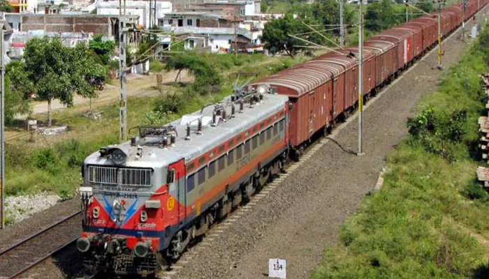 ഗുഡ്‌സ് ട്രെയിന്‍ തകരാറിലായി; വന്ദേ ഭാരത് അടക്കമുള്ള ട്രെയിനുകള്‍ വൈകി