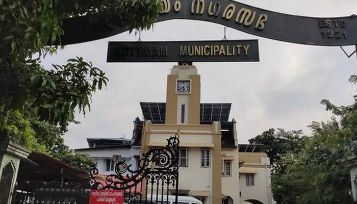 കോട്ടയം നഗരസഭയിലെ പെന്‍ഷന്‍ തട്ടിപ്പില്‍ മൂന്ന് ജീവനക്കാര്‍ക്കെതിരെ നടപടി