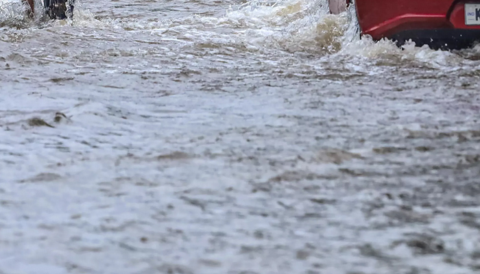 വെള്ളക്കയത്ത് ഉണ്ടായ വെള്ളപ്പാച്ചിലില്‍ വൈദികന്‍ സഞ്ചരിച്ച കാര്‍ ഒഴുക്കില്‍ പെട്ടു; വൈദികന്‍ നീന്തി രക്ഷപ്പെട്ടു