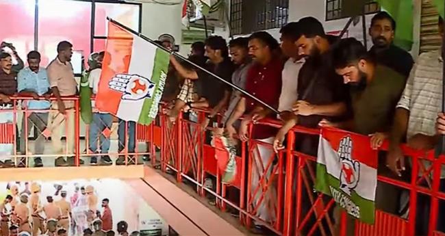 കേരള ഗ്രാമീണ്‍ ബാങ്കിന്റെ കല്‍പ്പറ്റയിലെ റീജിയണല്‍ ഓഫീസിന് മുന്നില്‍ പ്രതിഷേധവുമായി യുവജനസംഘടനകള്‍; ഉരുള്‍പൊട്ടലിലെ വായ്പ പിടിക്കല്‍ വിവാദമായി