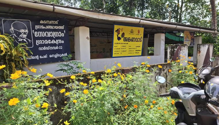 നാലരപതിറ്റാണ്ട് പഴക്കം; ഇളകിയ മേല്‍ക്കൂരയും കതകുകളും; അംഗന്‍വാടി കെട്ടിടത്തില്‍ നിന്ന് കുരുന്നുകളും ജീവനക്കാരും പടിയിറങ്ങി