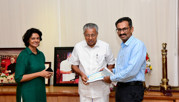 റീ-ബില്‍ഡ് വയനാട്: നോര്‍ക്ക റൂട്ട്‌സ് സ്വരൂപിച്ച 28 ലക്ഷം രൂപയുടെ ചെക്കുകള്‍ മുഖ്യമന്ത്രിക്ക് കൈമാറി