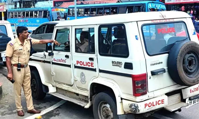 വിദ്യാര്‍ഥികളെ ബസില്‍ കയറ്റിയില്ല: സ്വകാര്യ ബസ് ജീവനക്കാരെ കൊണ്ട് ഇമ്പോസിഷന്‍ എഴുതിപ്പിച്ച് അടൂര്‍ ട്രാഫിക് പോലീസ്
