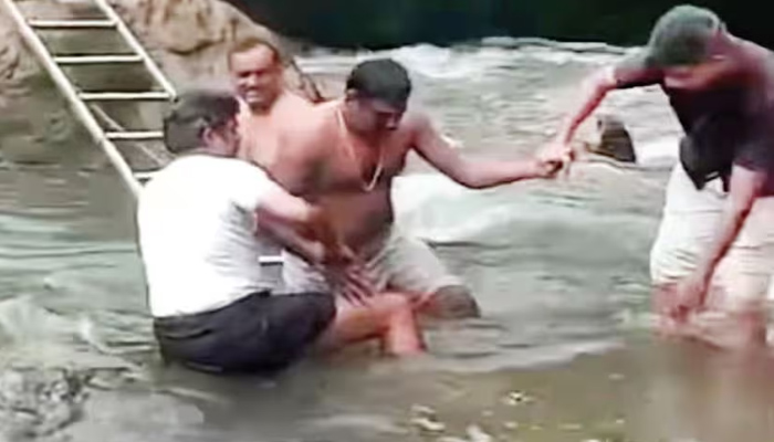 അപ്രതീക്ഷിതമായി ജലനിരപ്പ് ഉയര്‍ന്നു; പുഴയുടെ നടുവിലെ പാറയില്‍ കുടുങ്ങി വിനോദ സഞ്ചാരികള്‍: സാഹസികമായി രക്ഷിച്ച് ഓട്ടോറിക്ഷാഡ്രൈവര്‍മാര്‍