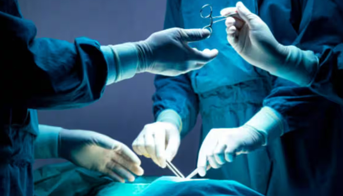 കടുത്ത വയറുവേദനയെ തുടര്‍ന്ന് ഹെര്‍ണിയ ശസ്ത്രക്രിയ്ക്ക് എത്തി; 46കാരന്റെ ശരീരത്തില്‍ നിന്നും പുറത്തെടുത്തത് ഗര്‍ഭപാത്രവും അണ്ഡാശയവും