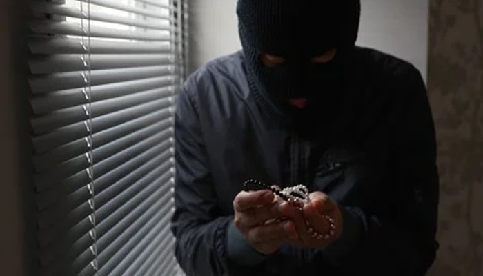 ആലപ്പുഴ മുല്ലയ്ക്കലില്‍ ജ്വല്ലറിയില്‍ മോഷണം; ലക്ഷങ്ങളുടെ ആഭരണങ്ങള്‍ കവര്‍ന്നു: സിസിടിവി ദൃശ്യങ്ങള്‍ കേന്ദ്രീകരിച്ച് പോലീസ് അന്വേഷണം