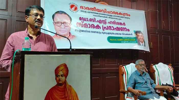 വിദ്യാര്‍ത്ഥി വിപ്ലവം പ്രൊഫഷണല്‍ കലാപകാരികള്‍ ഏറ്റെടുത്തു; ബംഗ്ലാദേശിലെ ഭരണമാറ്റത്തിന് പിന്നില്‍ ഗൂഢാലോചനയെന്ന് പ്രൊഫസര്‍ രാജീവ് ശ്രീനിവാസന്‍