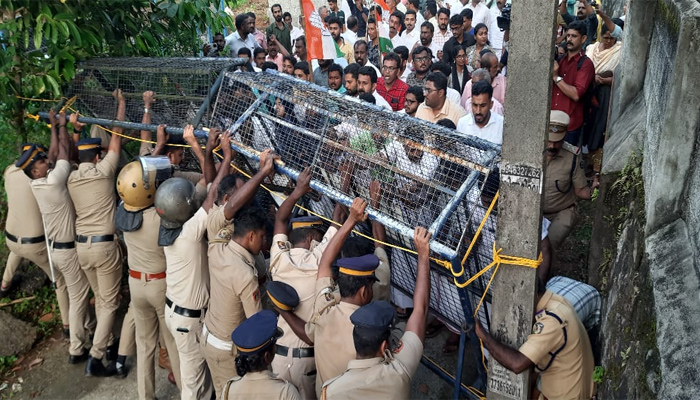 പത്തനംതിട്ടയില്‍ സഹകരണ ബാങ്കുകളിലെ സിപിഎം കള്ളവോട്ട്; ഇനി പിന്നോട്ടില്ലെന്ന സന്ദേശം നല്‍കി യൂത്ത് കോണ്‍ഗ്രസ് സമരം