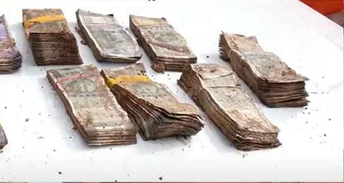 ദുരന്തഭൂമിയില്‍ ഫയര്‍ഫോഴ്സ് നടത്തിയ തിരച്ചിലില്‍ നാല് ലക്ഷം അടങ്ങിയ പണക്കെട്ട് കണ്ടെത്തി; വെള്ളാര്‍മലയിലെ പണം റവന്യൂ വകുപ്പിന് കൈമാറും